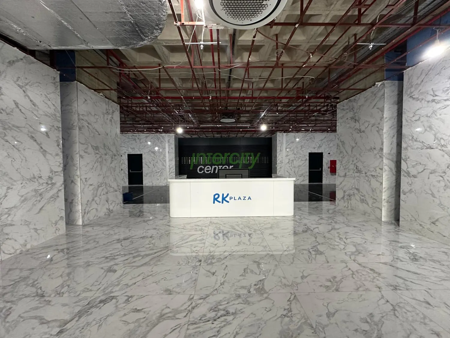 RK Plaza Sancaktepe lobi resepsiyon bankosu ve Intercity Center giriş alanı