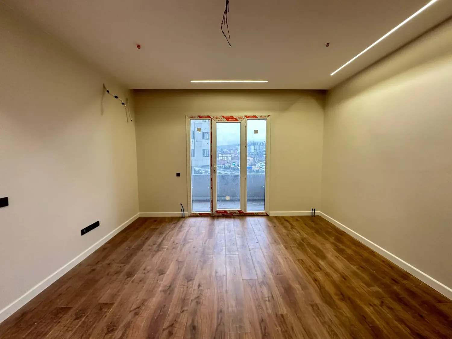 RK Plaza Sancaktepe örnek daire balkona açılan salon