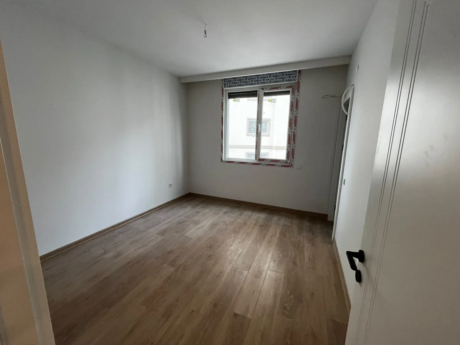 3+1 kiralık dairenin yaşam alanlarından görünüm