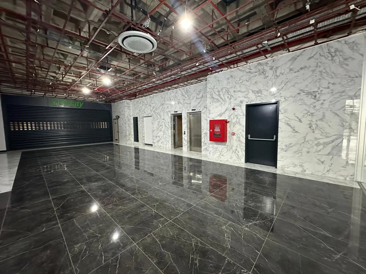 RK Plaza Sancaktepe lobi asansörleri ve granit zemin