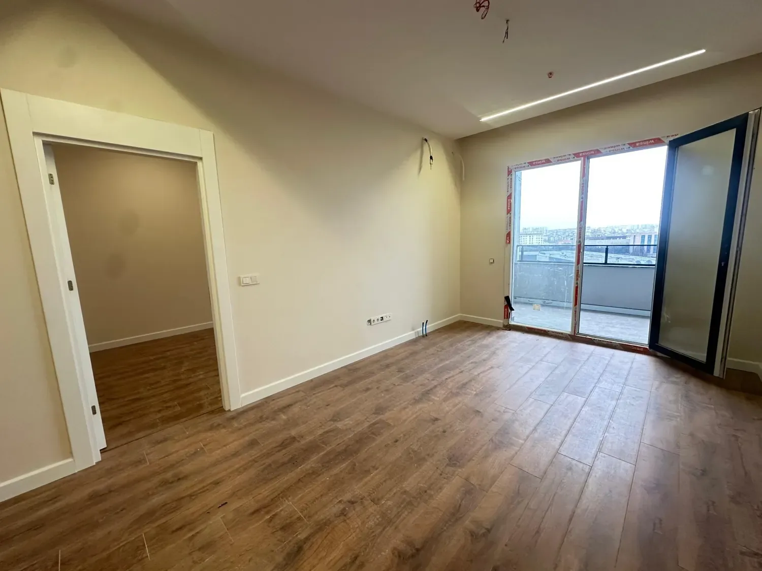 RK Plaza Sancaktepe örnek daire salon ve yatak odası geçişi