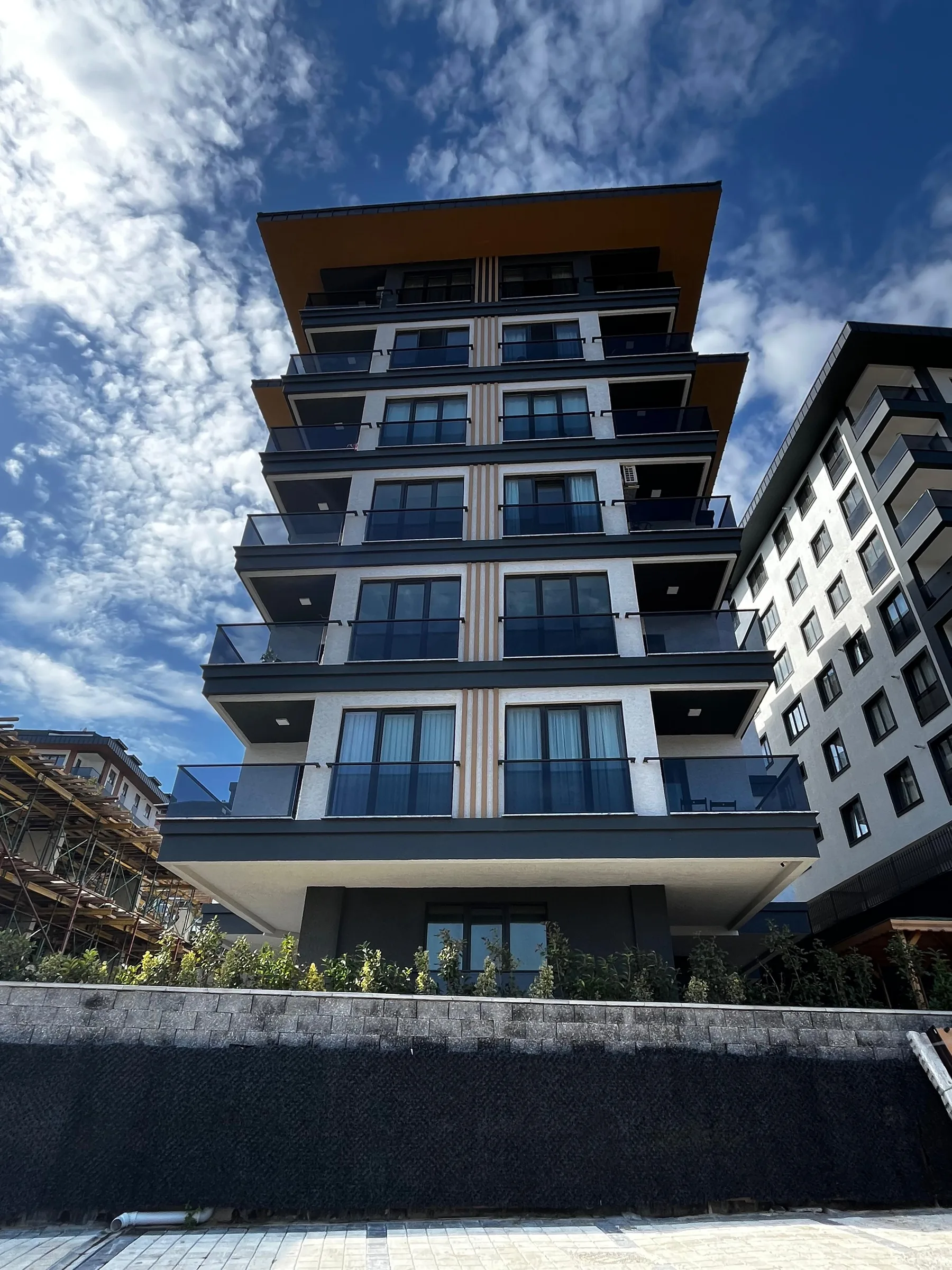 Üsküdar Bahçelievler sıfır 2+1 satılık dairenin bulunduğu apartmanın ön cephe görünümü