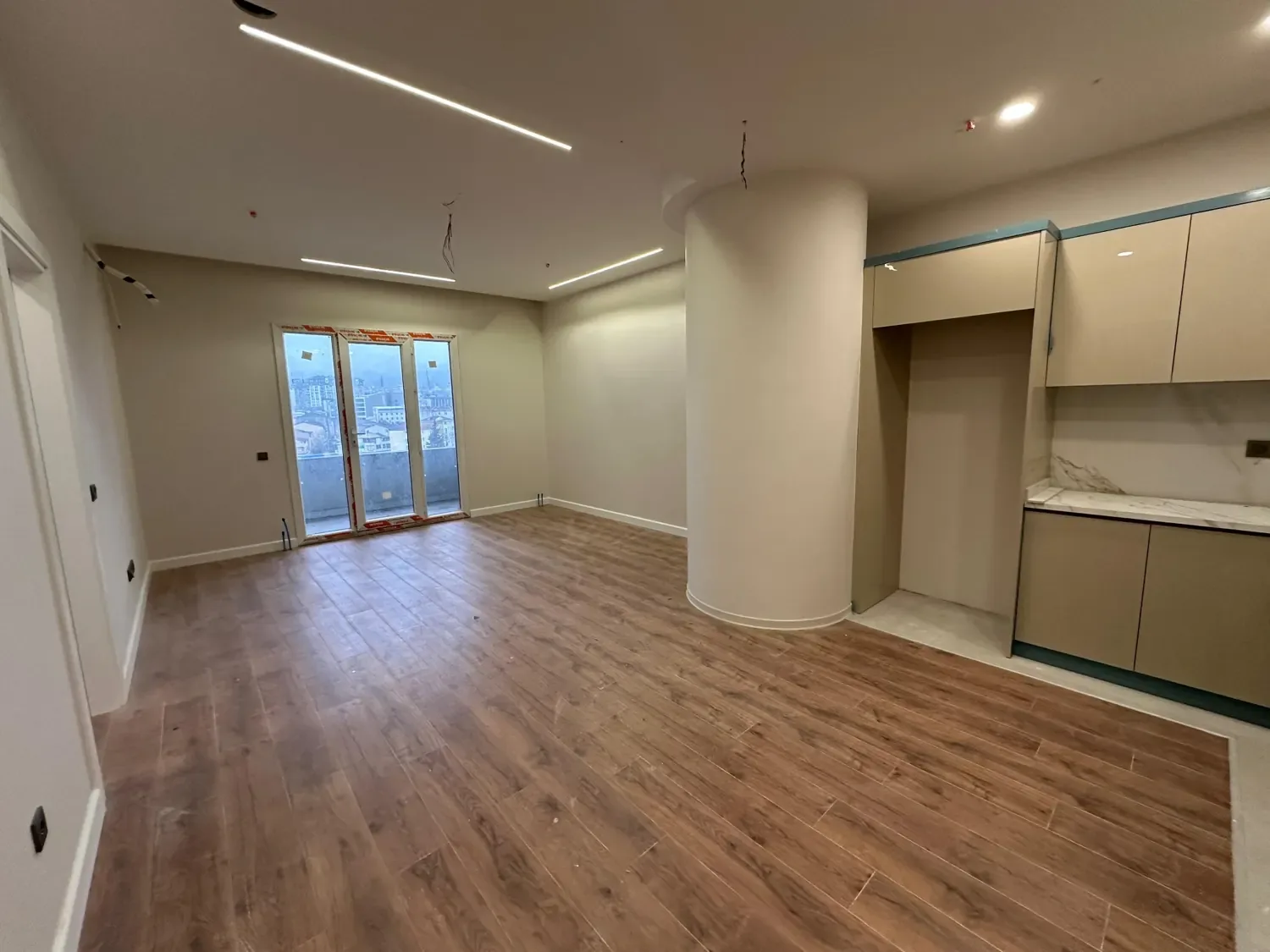 RK Plaza Sancaktepe örnek daire salon ve açık mutfak görünümü