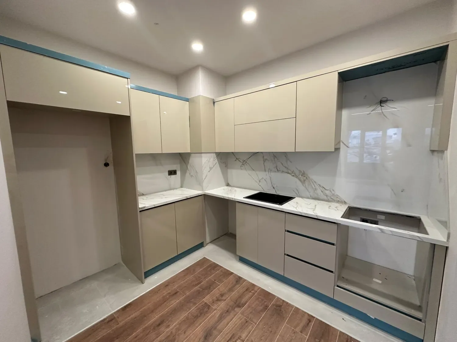 RK Plaza Sancaktepe örnek daire High Gloss dolaplı açık mutfak ve porselen tezgâh