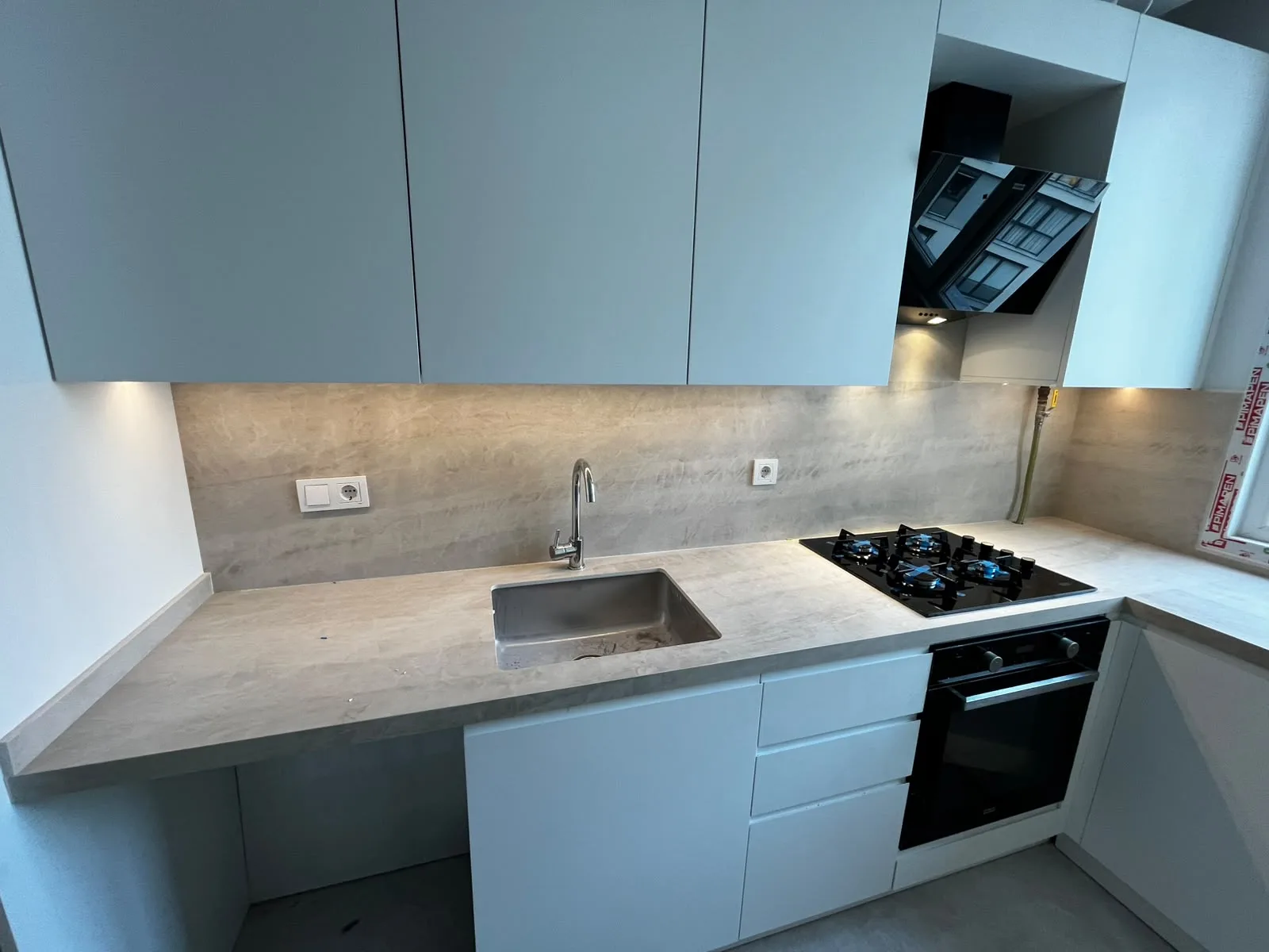 Kozyatağı Şakacı Sokak'ta apartman dış cephe ve yakın çevre