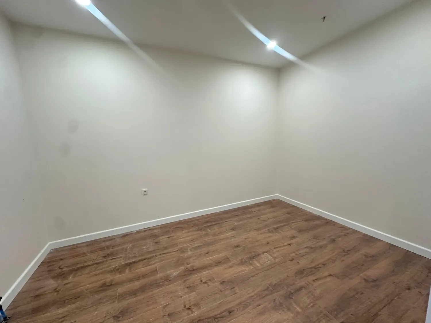 RK Plaza Sancaktepe örnek daire laminant zeminli oda
