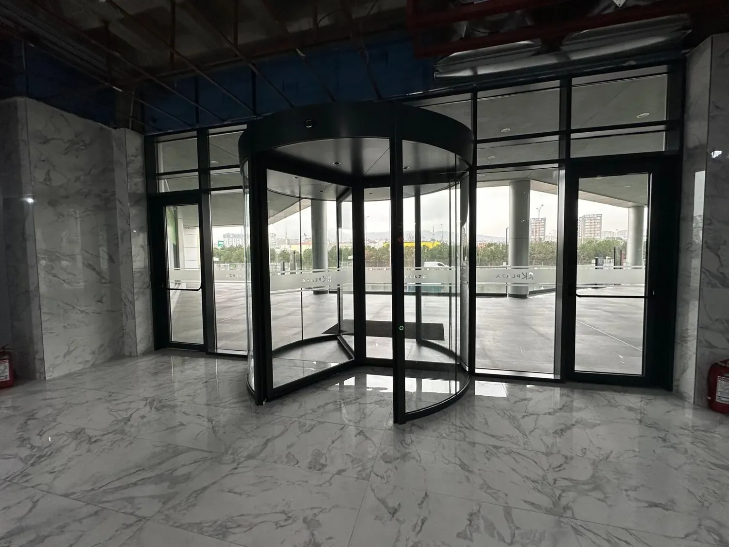 RK Plaza Sancaktepe ana giriş döner kapı ve cam cephe