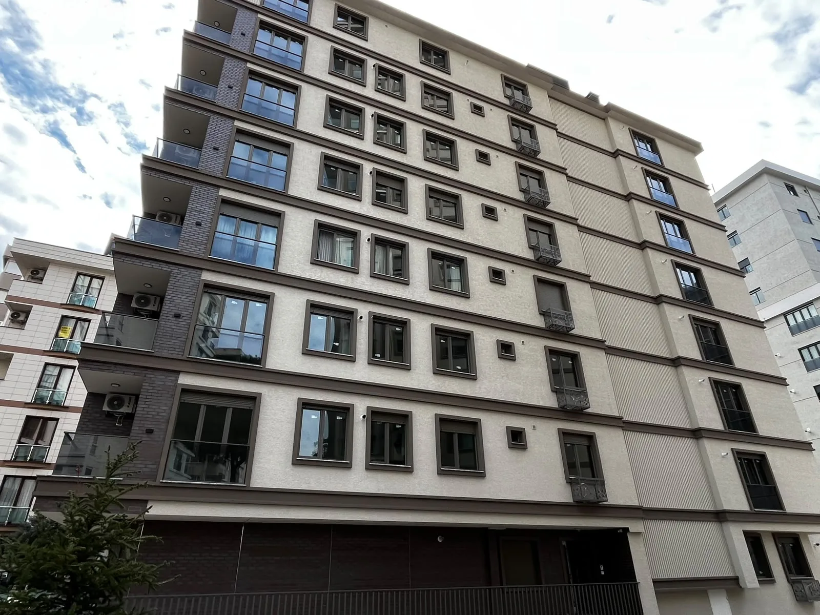 Featured photo of the 3+1 rental apartment on Şakacı Street, Kozyatağı, Kadıköy